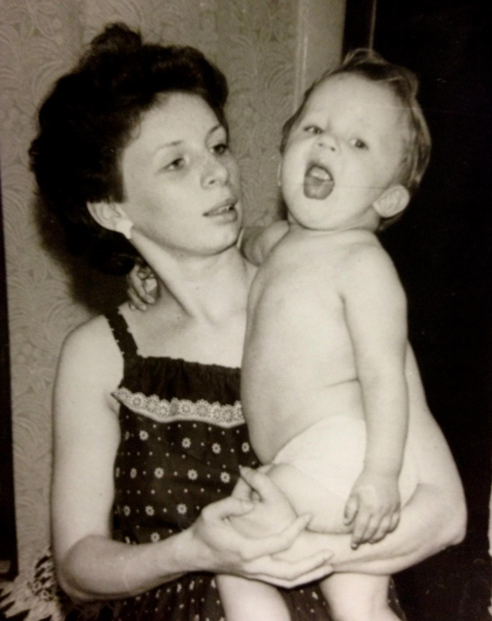 Артем Гагарин с мамой.jpg