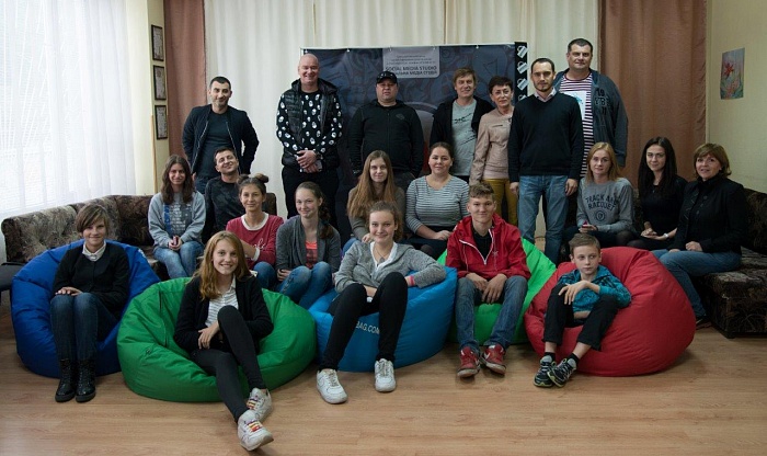Camera, professional lightning and rir screen for teenagers from Kyiv Social Media School